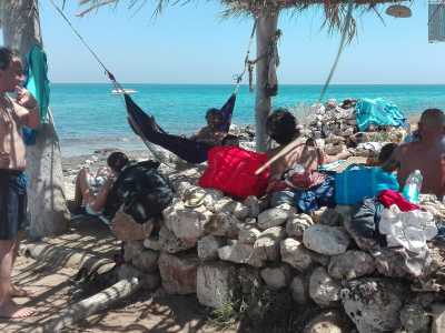 Quando arriviamo la capannina � occupata da una comitiva di baresi, tutti sulla trentina d�anni, che con asciugamani, borse frigo e addirittura un�amaca sono venuti qui a passare la giornata